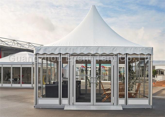 사건은 전시회를 위한 특별한 유리제 탑파 천막을 건축하는 호텔을 조립식으로 만들었습니다
